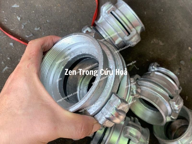 Ren nước trong trụ cứu hoả